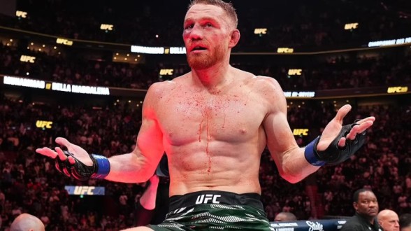 Frustrated fan experiencing ESPN UFC livestream blunders during a major fight.